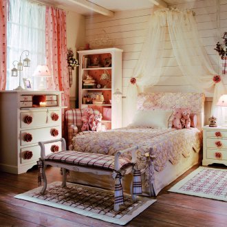 Κρεβάτι για το κορίτσι με ένα μαλακό κεφαλάρι