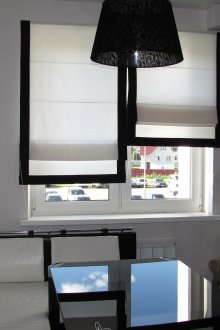 Μαύρες και λευκές ρωμαϊκές κουρτίνες για την κουζίνα