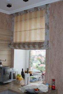 Ριγέ ρομανικές κουρτίνες για την κουζίνα