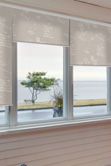 Γυμνά ράφια με επιγραφές για την κουζίνα