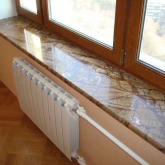 Χρυσό μαρμάρινο περβάζι παραθύρου