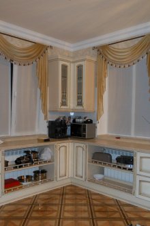 Κλασικές διακοσμητικές κουρτίνες με λαμπρεκίνες