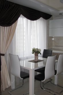 Μαύρες και λευκές κομψές κουρτίνες με λαμπρεκίνες