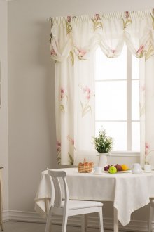 Φωτεινές κουρτίνες με λαμπρεκίνες στην κουζίνα