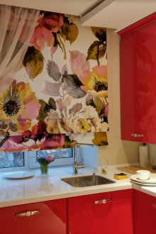 Ένας ασυνήθιστος συνδυασμός μικρών κουρτινών στην κουζίνα