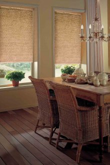 Κομψά κουρτίνες από ψάθινα κουρτίνες για την κουζίνα