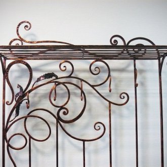 Κρεμάστρα από σφυρήλατο σίδερο στο διάδρομο