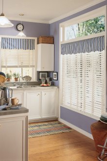 Ριγέ μικρές κουρτίνες για την κουζίνα