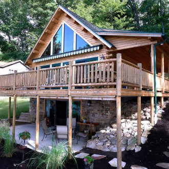 Blockhaus mit offenem Balkon