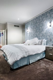 Μπλε και άσπρη ταπετσαρία στο εσωτερικό του υπνοδωματίου