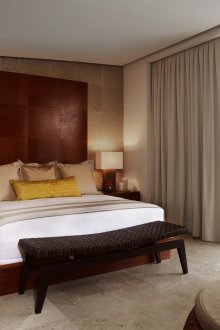 Μπεζ ταπετσαρία και πέτρινες πλάκες στο υπνοδωμάτιο