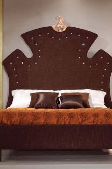 Χρυσά πάνελ σε γκρίζο τοίχο