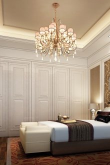 Μοντέρνα ταπετσαρία και πίνακες στην κλασική κρεβατοκάμαρα