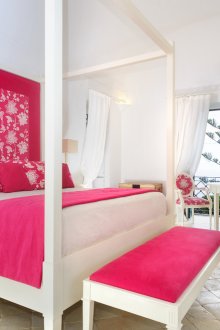 Φωτεινή ροζ και λευκή ταπετσαρία στο υπνοδωμάτιο