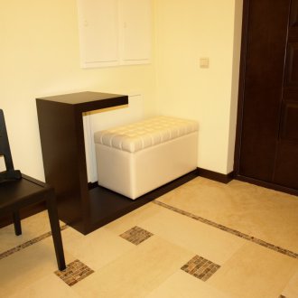 Λευκό οθωμανικό στο διάδρομο