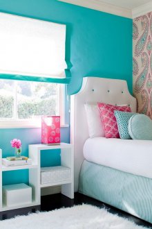 Απλό ταπετσαρία και μοτίβο paisley στο υπνοδωμάτιο