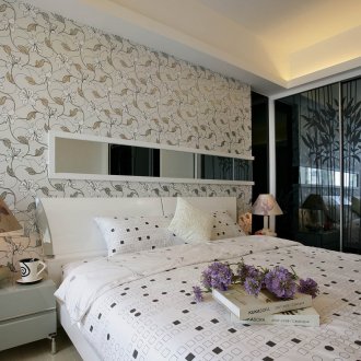 Ο συνδυασμός απλής γκρι ταπετσαρίας και ταπετσαρίας