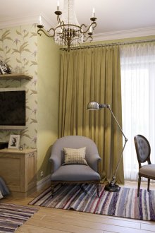 Αμμο-πράσινη ταπετσαρία με μια εικόνα και χωρίς αυτό στο εσωτερικό του υπνοδωματίου