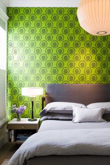 Φωτεινό πράσινο ταπετσαρία με εκτύπωση σε μια λευκή κρεβατοκάμαρα