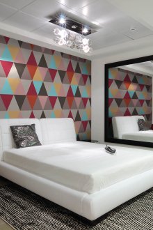 Φωτεινή ταπετσαρία με γεωμετρική εκτύπωση σε λευκή κρεβατοκάμαρα