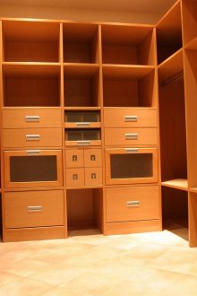 Μεσαίου μεγέθους ντουλάπα με άνετα καλάθια