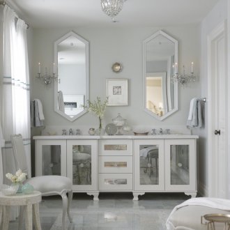 Ντουλάπι με γυάλινες πόρτες στο μπάνιο