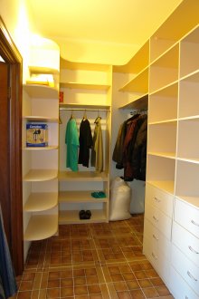 Μικρό σαλόνι με λευκά έπιπλα