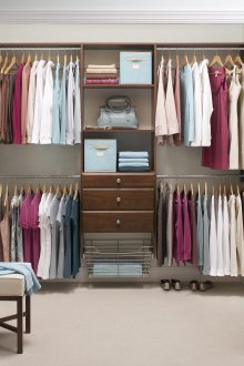 Μικρή αποδυτήρια με άνετα ράφια