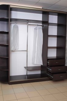 Μικρή αποδυτήρια κάτω από ένα σκοτεινό δέντρο