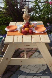 Μικρό τραπέζι για καλοκαιρινή κατοικία