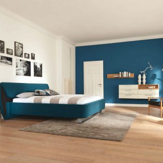 Μπλε κρεβάτι με απαλό κεφαλάρι