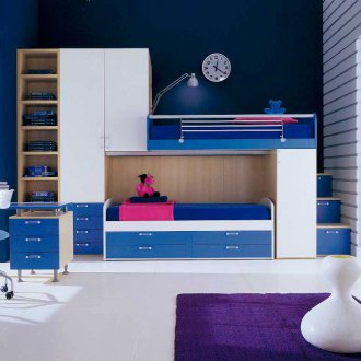 Μπλε αρθρωτό κρεβάτι στο νηπιαγωγείο