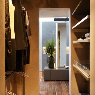 Μικρή αποδυτήρια χωρίς πόρτες