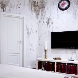 Ξηροί τοίχοι στο υπνοδωμάτιο του σοφίτα