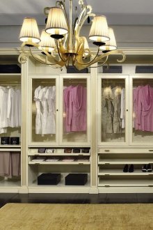 Ευρύχωρη μπεζ ντουλάπα