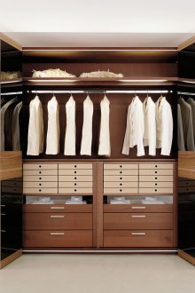 Όμορφη ντουλάπα κάτω από ένα δέντρο