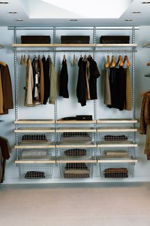 Μοντέρνα ντουλάπα από μέταλλο και ξύλο