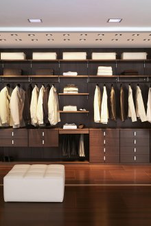 Μεγάλο δωμάτιο για γκαρνταρόμπα με συρόμενες πόρτες