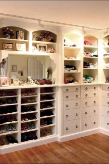 Ευρύχωρο λευκό δωμάτιο για παιδιά και ενήλικες