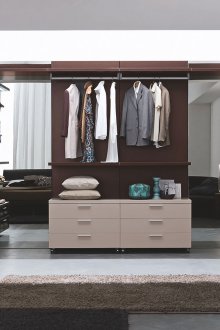 Μεγάλο ανοιχτό ντουλάπι