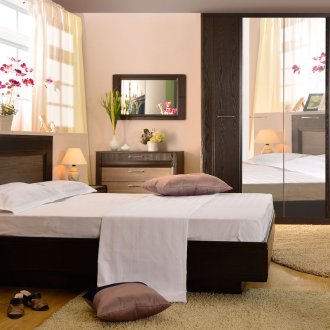 Επικαλυμμένα έπιπλα wenge στην κρεβατοκάμαρα