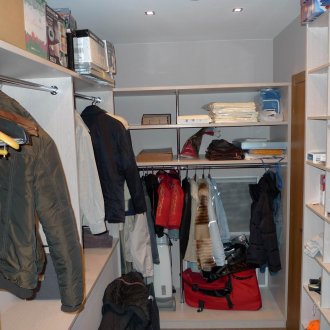 Μικρή, ευρύχωρη ντουλάπα