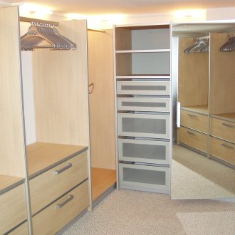 Μικρή άνετη ντουλάπα για όλη την οικογένεια