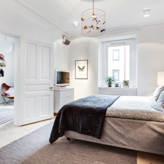 Σκανδιναβικό υπνοδωμάτιο στυλ στο εσωτερικό του διαμερίσματος