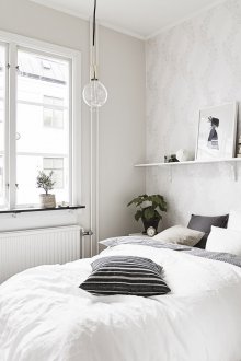 Ράφι πάνω από το κρεβάτι στη σκανδιναβική κρεβατοκάμαρα