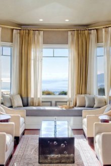 Καθιστικό με απαλή περιοχή σε παράθυρο κόλπου