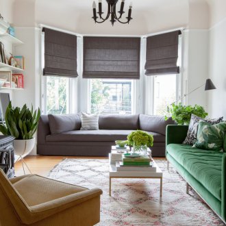 Ρετρό σαλόνι με παράθυρο κόλπων