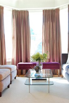 Κουρτίνες στο παράθυρο του κόλπου στο σαλόνι