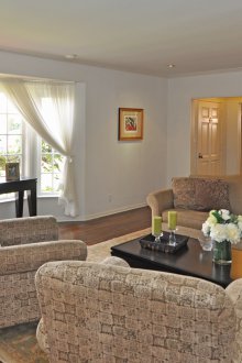 Καθιστικό με παράθυρο σε μια εξοχική κατοικία