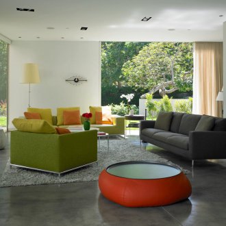 Γκρίζο καναπέ στο σπίτι